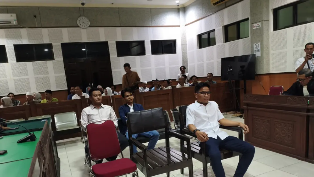 Terdakwa Hamdan Kasim (duduk depan) bersama Indra Jaya Usman (kiri) dan M Nashib Ikroman saat mendengarkan pembacaan putusan majelis hakim Pengadilan Tipikor pada Pengadilan Negeri Mataram, beberapa waktu lalu.