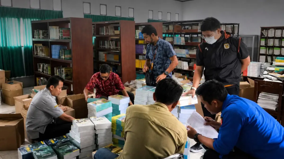 Tim Inspektorat NTB saat memeriksa fisik buku di perpustakaan SMAN 1 Woha, Kabupaten Bima, Kamis (13/8).