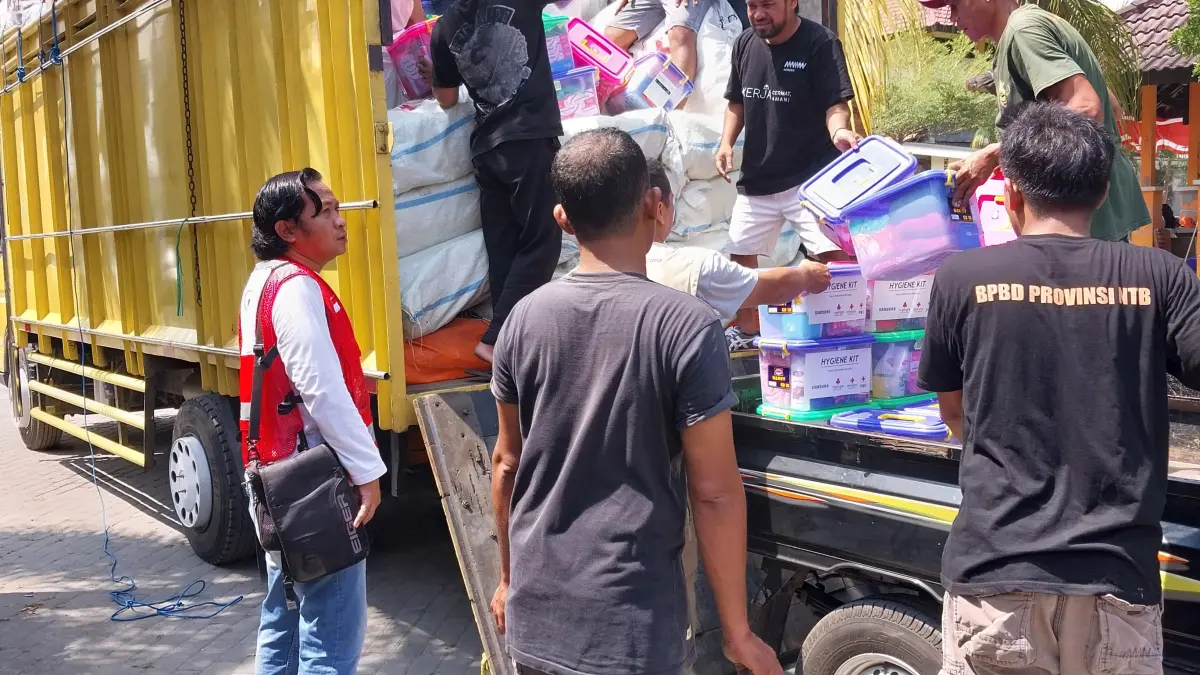 KIRIM BANTUAN: Wakabid Infokom PMI NTB Fahrul Mustofa saat menyalurkan bantuan logistik untuk masyarakat terdampak gempa bumi di Nusa Tenggara Timur (NTT). PMI NTB mengerahkan 300 paket bantuan serta personel relawan sebagai respons kemanusiaan terhadap bencana tersebut, Minggu (16/8)