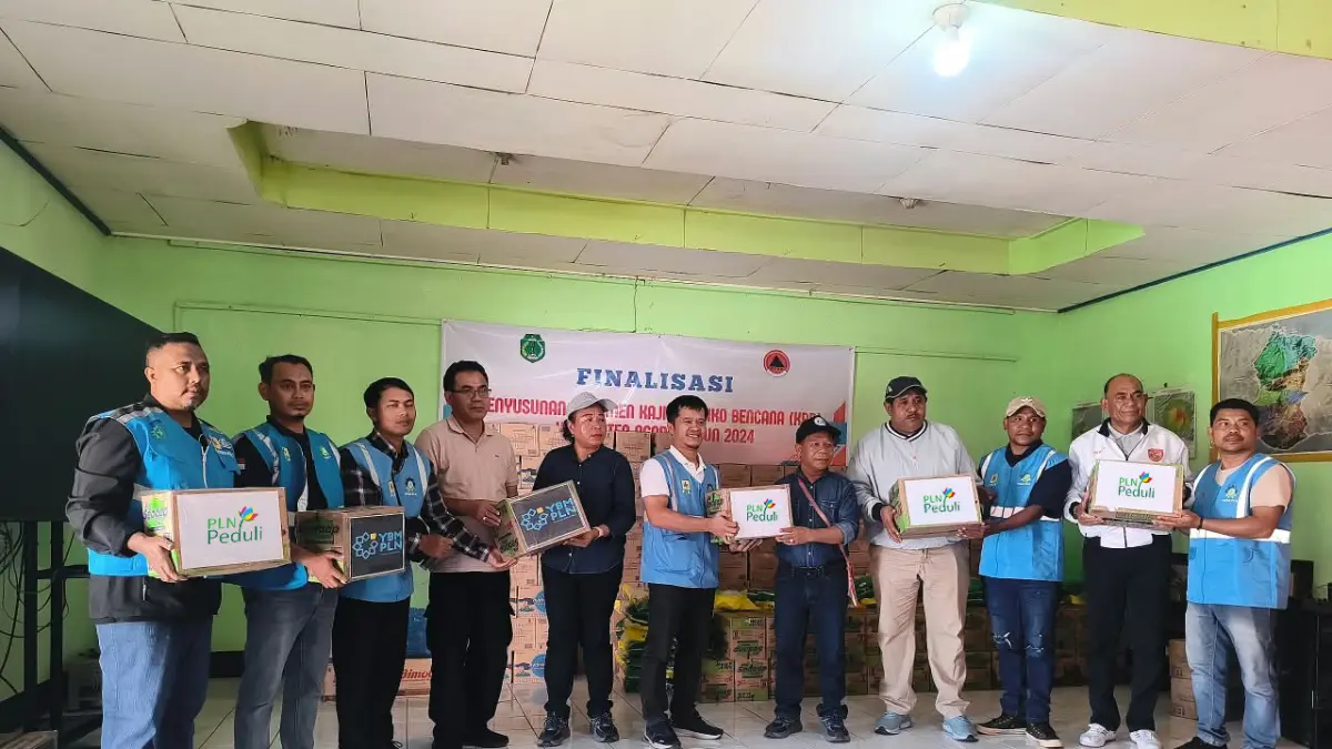 Adrys A.S. Silaban menyerahkan bantuan PLN secara simbolis kepada Bupati Ngada Raymundus Bena di Posko BPBD Kabupaten Ngada, Bajawa, untuk selanjutnya didistribusikan kepada masyarakat terdampak gempa bumi.