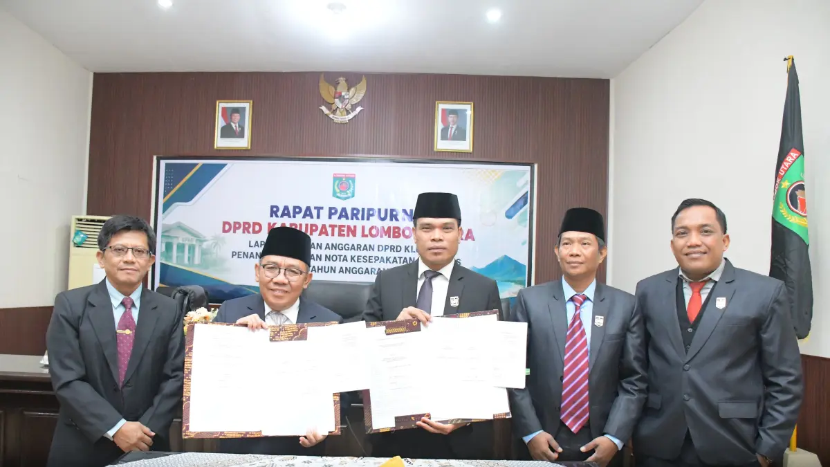 BAHAS BERSAMA: Bupati Najmul (dua dari kiri) bersama Sekda (kiri) serta jajaran pimpinan DPRD setelah penandatanganan KUA PPAS 2027.