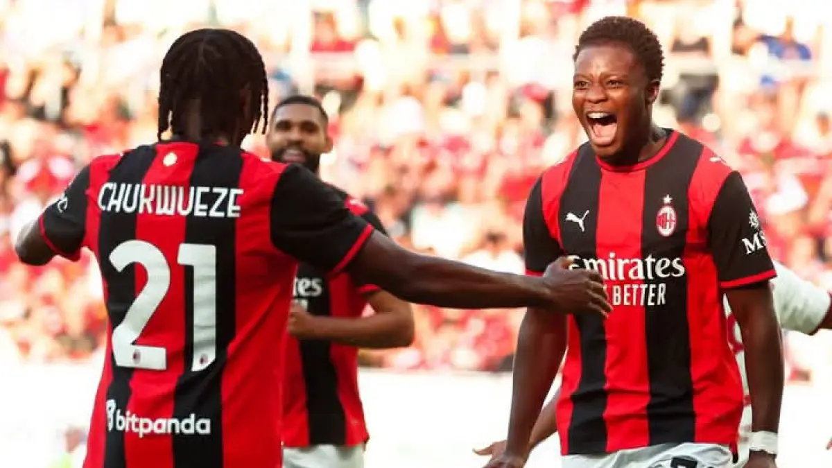 BENAMKAN MU: Alphadjo Cisse, pencetak 1 gol AC Milan mengejar Samuel Chukwueze si pemberi assist. (Istimewa) 