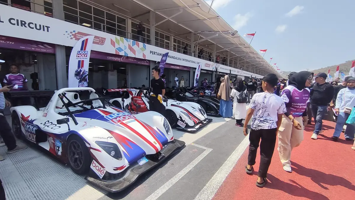 Deretan mobil balap dipamerkan saat sesi pitwalk Mandalika Festival of Speed (MFoS) seri ketiga di Sirkuit Internasional Mandalika, Minggu (16/8). 