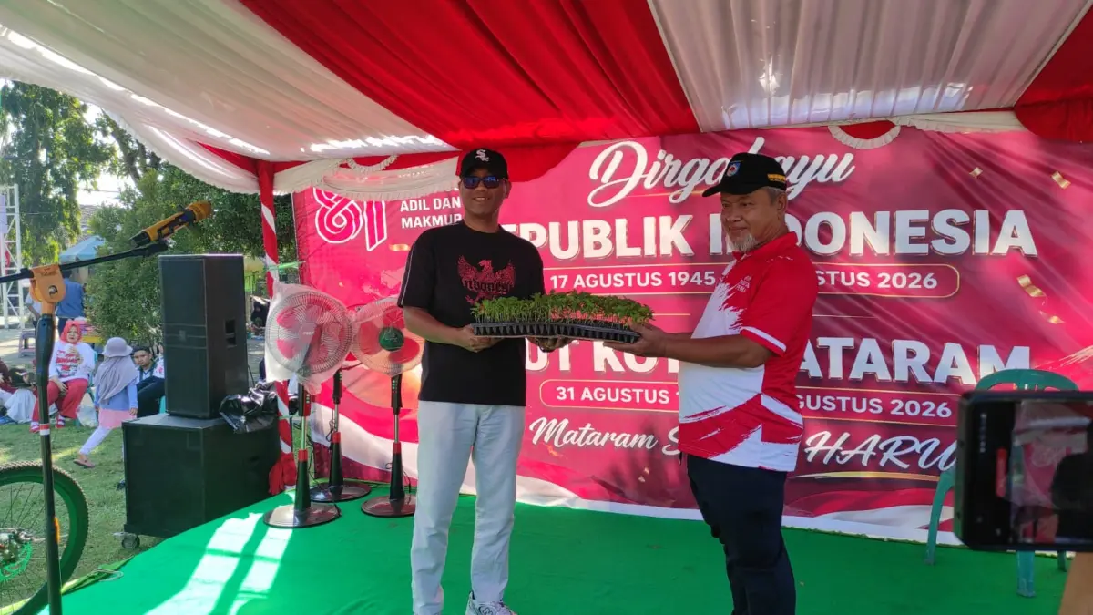 Dinas Pertanian dan Ketahanan Pangan (DPKP) Provinsi NTB membagikan bibit cabai gratis kepada masyarakat sekaligus menggelar Gerakan Pangan Murah (GPM) Minggu (16/8).