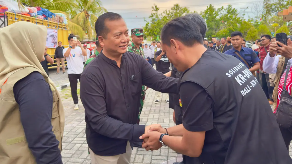 Gubernur NTB Lalu Muhamad Iqbal bersalaman dengan tim relawan saat pelepasan Tim Tanggap Darurat dan penyaluran logistik bantuan gempa NTT di Kantor BPBD NTB, Minggu sore (16/8). (YUYUN/LOMBOK POST)