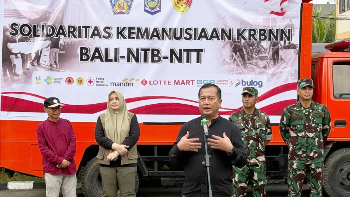 Gubernur NTB Lalu Muhamad Iqbal (tengah) menyampaikan arahan sekaligus pesan, saat pelepasan Tim Tanggap Darurat dan bantuan kemanusiaan untuk korban gempa NTT, di Mataram, Minggu (16/8). (YUYUN/LOMBOK POST)