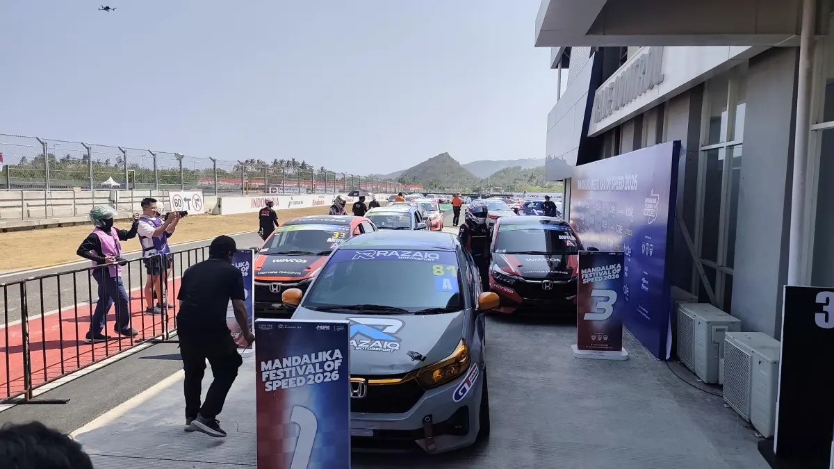 Keseruan balap mobil pada ajang Mandalika Festival of Speed (MFoS) seri ketiga di Sirkuit Internasional Mandalika, Minggu (16/8). 