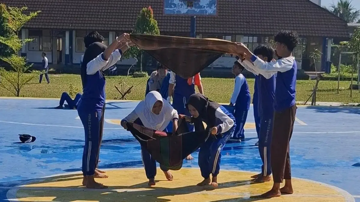 LOMBA: Siswa SMPN 23 Mataram mengikuti lomba yang memacu kreativitas dan kekompakan meriahkan HUT RI ke-81 di sekolah setempat, Jumat (14/8).

