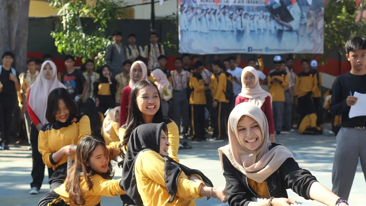 MERIAHKAN HUT RI: Para siswa SMAN 3 Mataram lomba tarik tambang dalam memeriahkan HUT RI ke-81 di halaman sekolah setempat, Jumat (14/8).

