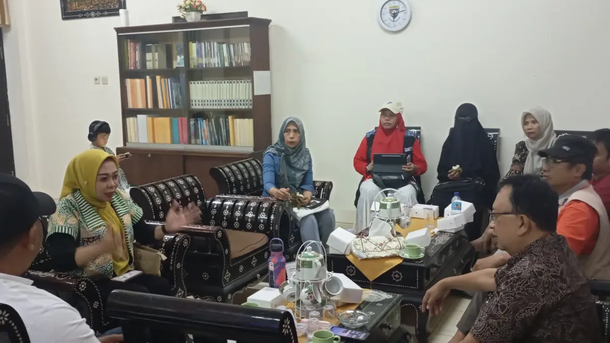 RAPAT KOORDINASI: Guru dan pengawas yang tergabung dalam MGMP Bahasa Inggris Kota Mataram melaksanakan rapat persiapan MEF 2026 di SMPN 6 Mataram, Jumat (14/8).