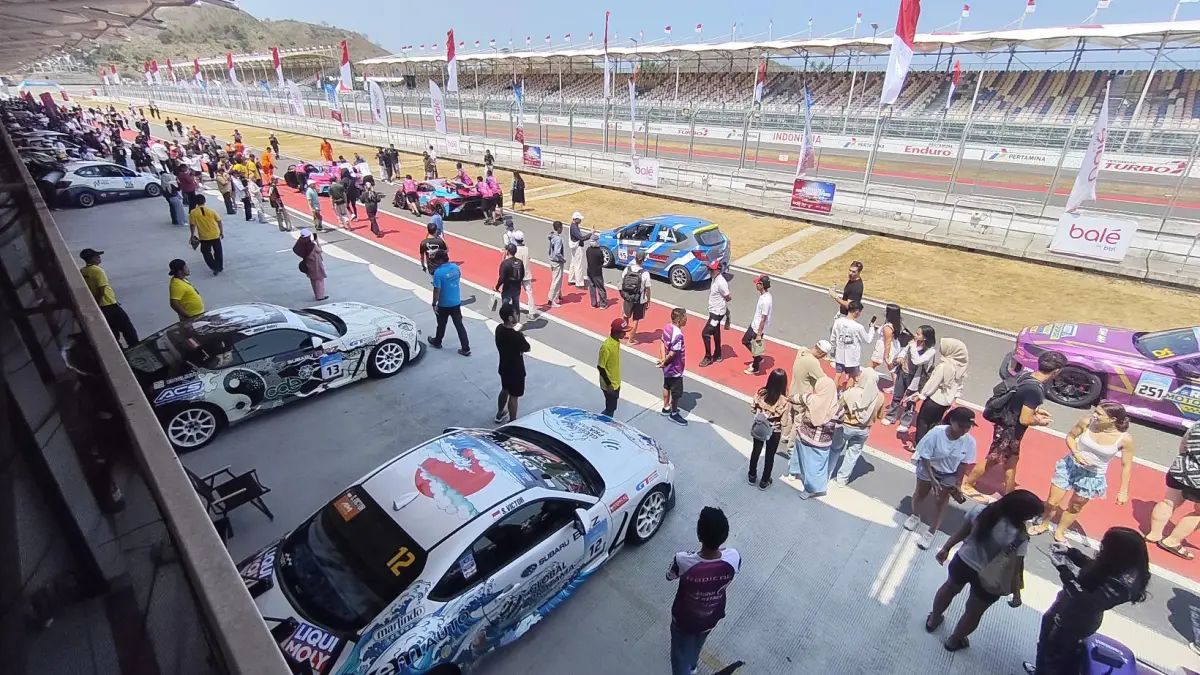Ribuan penonton antusias mengikuti sesi pitwalk di ajang Mandalika Festival of Speed (MFoS) seri ketiga di Sirkuit Internasional Mandalika, Minggu (16/8). 
