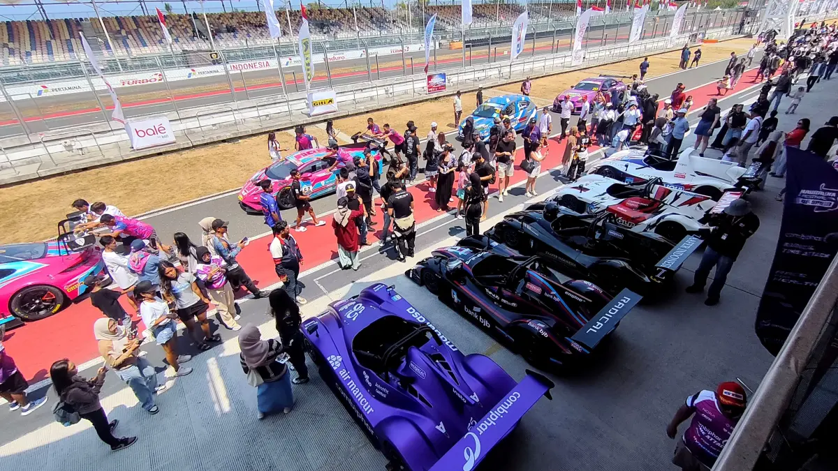  Ribuan penonton dari tribun menyerbu area pitlane untuk berburu merchandise hingga swafoto dengan pembalap di sesi pitwalk Mandalika Festival of Speed Seri Ketiga di Sirkuit Internasional Mandalika, Lombok Tengah, Minggu (16/8).