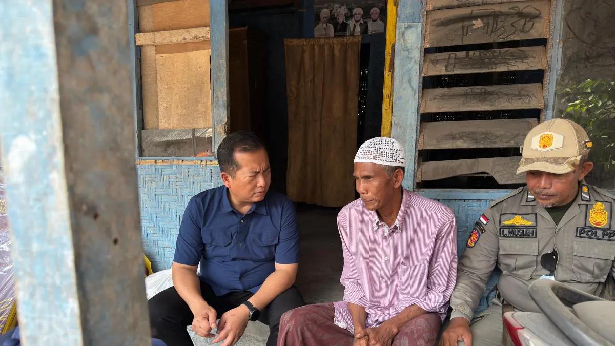 SALURKAN BANTUAN: Gubernur NTB Lalu Muhamad Iqbal (kiri) berbincang dengan salah satu warga setelah menyalurkan bantuan, di Desa Mangkung, Lombok Tengah, beberapa waktu lalu. (YUYUN/LOMBOK POST)