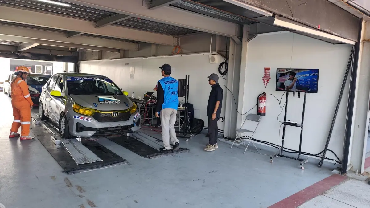 Sejumlah mobil balap memasuki area pitlane usai balapan di ajang MFoS seri ketiga di Sirkuit Internasional Mandalika, Lombok Tengah, Minggu (16/8). 