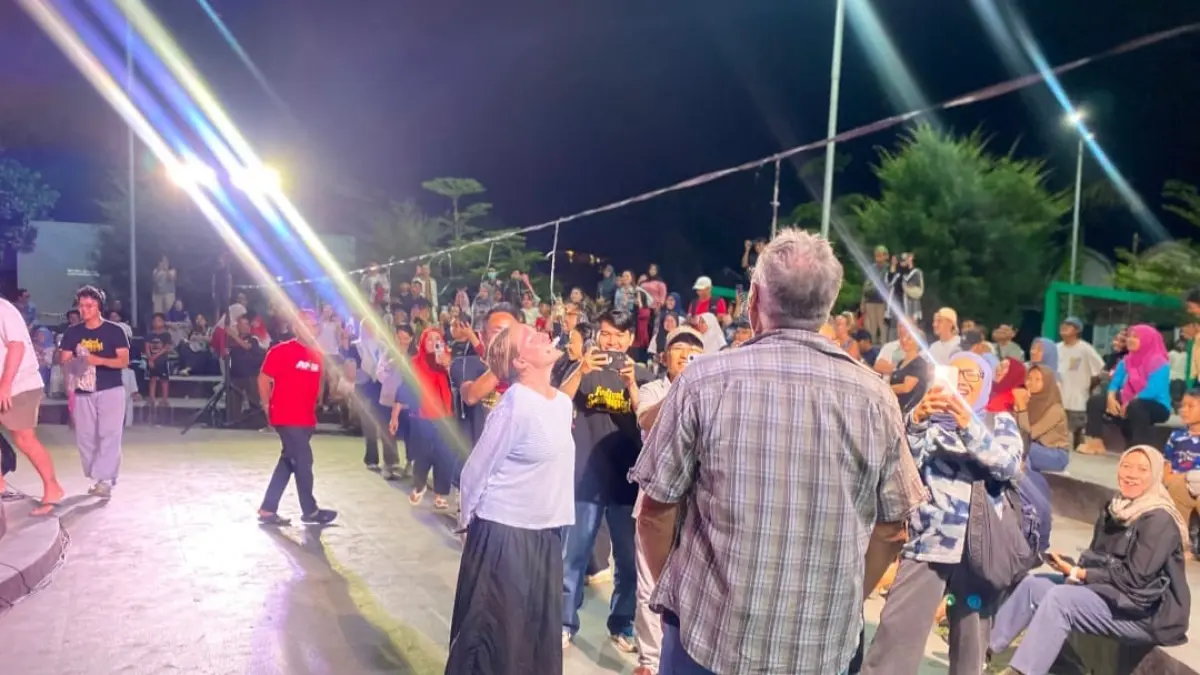 SEMARAK: Wisatawan mancanegara antusias mengikuti lomba makan kerupuk dalam Pekan Kesenian Senggigi di Amphitheater Pasar Seni Senggigi, Lombok Barat, Sabtu (15/8).
