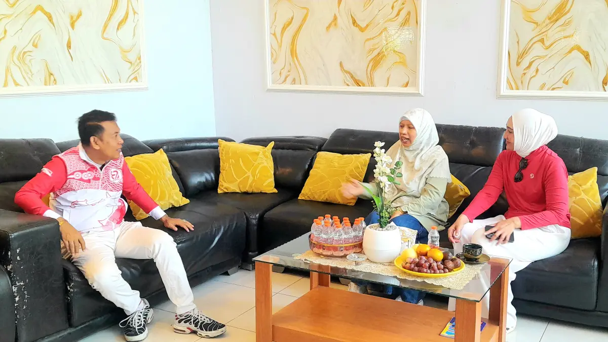 SILATURAHMI: Wakil Bupati Lombok Barat Nurul Adha saat silaturahmi ke kediaman anggota DPRD Lombok Barat Dr. Syamsuriansah di Bumi Harapan Permai Labuapi usa membuka acara perayaan HUT Kemerdekaan RI ke-81, Minggu (16/8). 