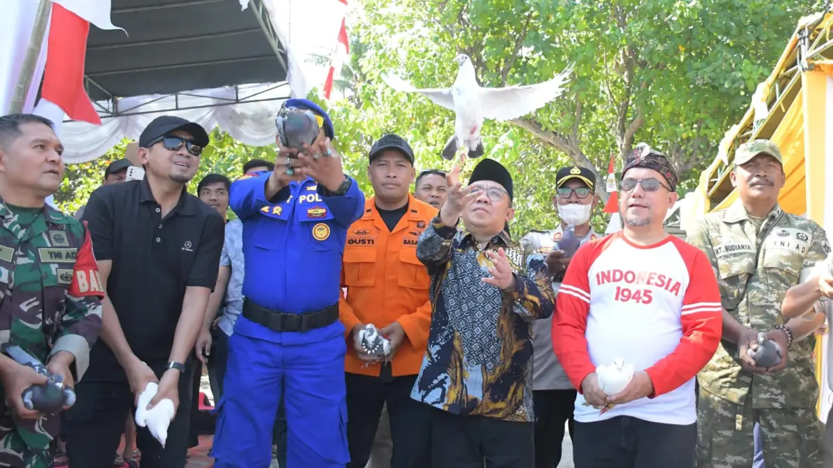TAHUN KEEMPAT: Pelepasan merpati menandai dimulainya Festival Malaka di di Pantai Pandanan, Desa Malaka.