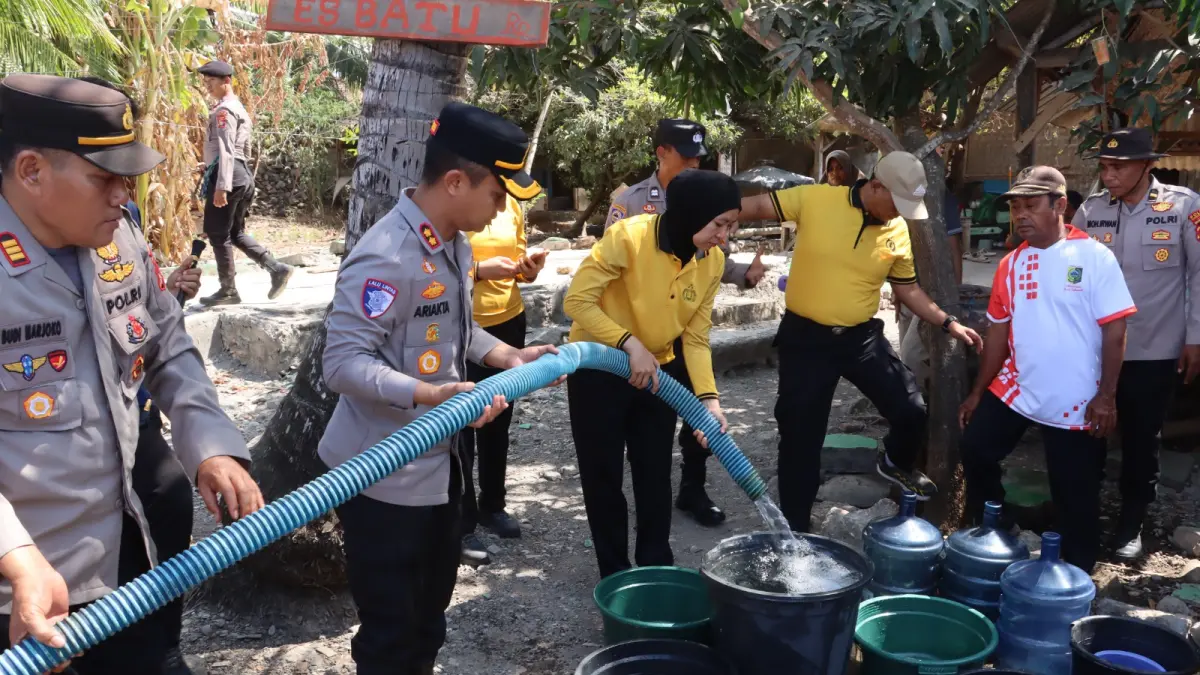 AIR BERSIH: Kapolres Lombok Timur AKBP Ariakta Gagah Nugraha saat menyalurkan air bersih kepada warga Desa Sekaroh Kecamatan Jerowaru yang alami kekeringan.&nbsp;