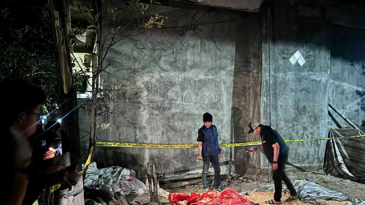 Anggota Satreskrim Polres Bima Kota mengamankan lokasi kejadian dengan memasang police line di Dusun Oi Fonu, Desa Rupe, Kecamatan Langgudu, Bima, Minggu (16/8).