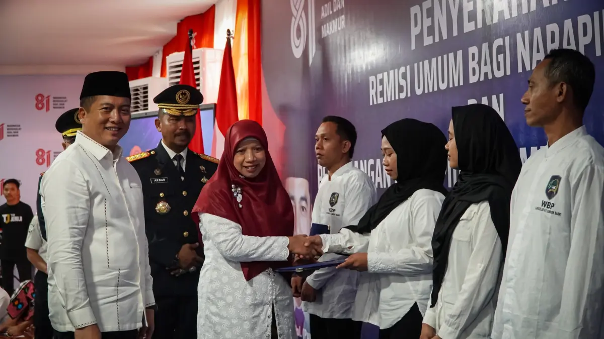 DAPAT REMISI: Gubernur NTB Lalu Muhamad Iqbal dan Wakil Bupati Lombok Barat Nurul Adha memberikan remisi kepada narapidana di Lapas Kelas IIA Lombok Barat, Senin (17/8).