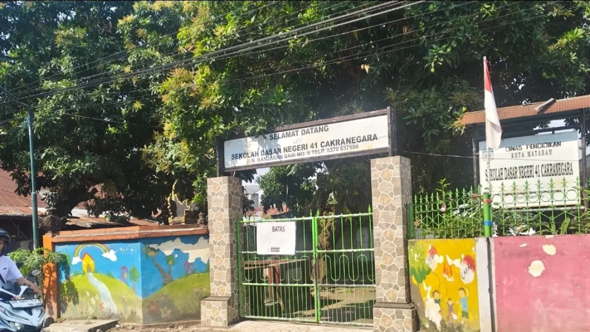 Gerbang eks SDN 41 Cakranegara di Jalan Banjaran Sari, Mataram, tampak tertutup rapat. 