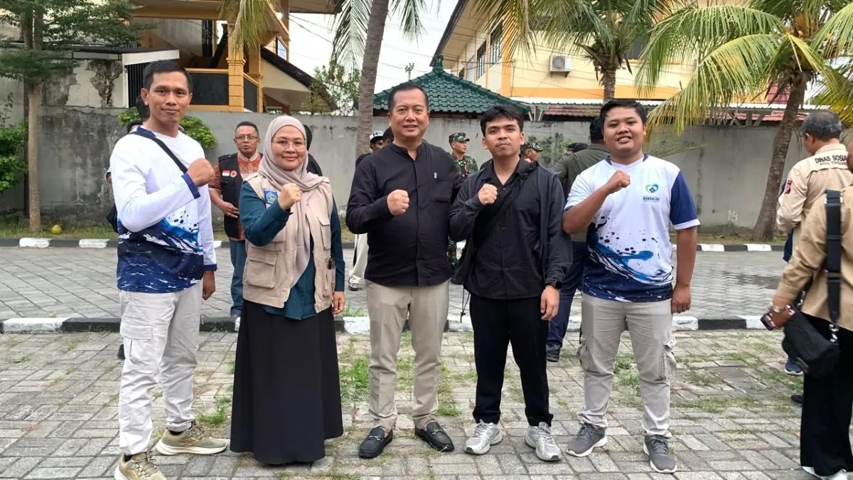 Gubernur NTB Lalu Muhamad Iqbal bersama Direktur RS Mandalika dr. Oxy Cahyowahyuni melepas tiga nakes RS Mandalika yang bergabung dalam misi kemanusiaan ke NTT.
