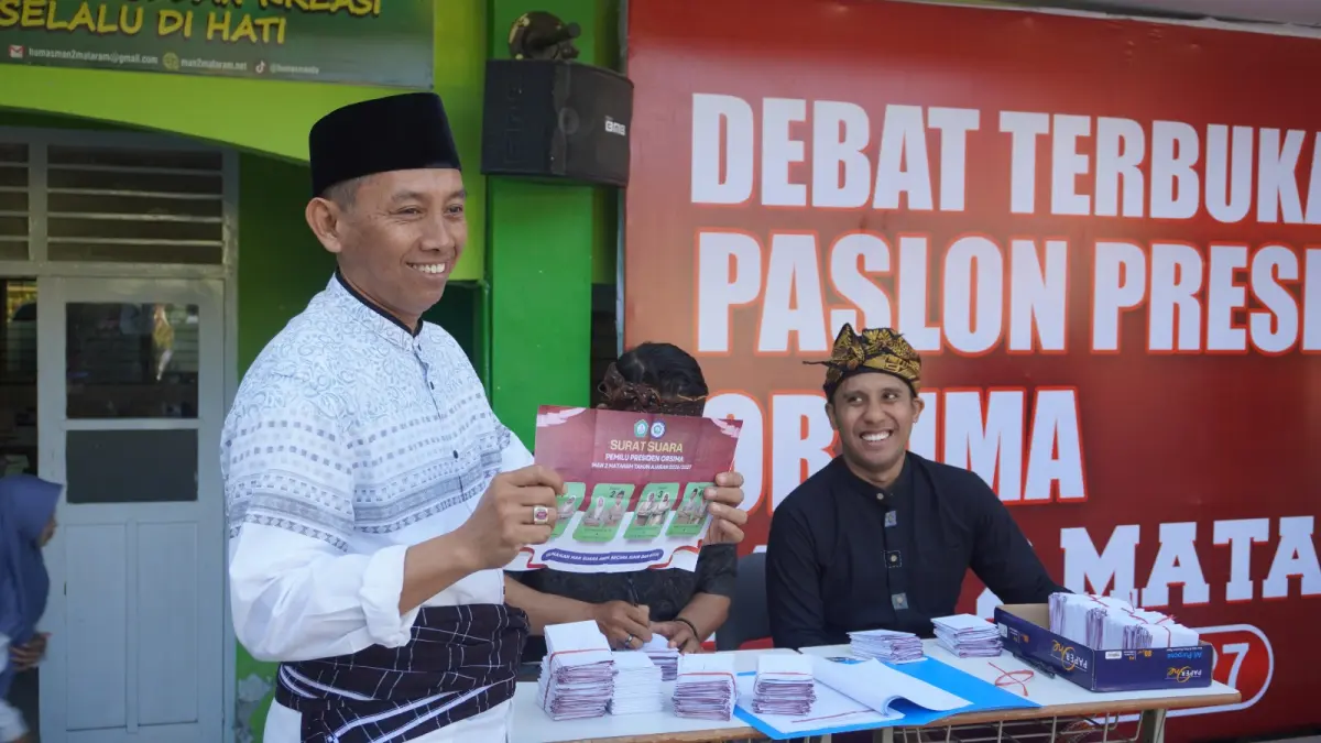 GUNAKAN HAK SUARA: Kepala MAN 2 Mataram Sumber Hadi menggunakan hak suara pada Prismada masa bakti 2026-2027 di madrasah setempat, Jumat (14/8).

