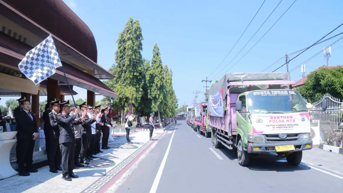 Kapolda NTB Irjen Pol. Kalingga Rendra Raharja melepas pengiriman bantuan kemanusiaan untuk warga terdampak gempa bumi di Nusa Tenggara Timur (NTT), Senin (17/8).