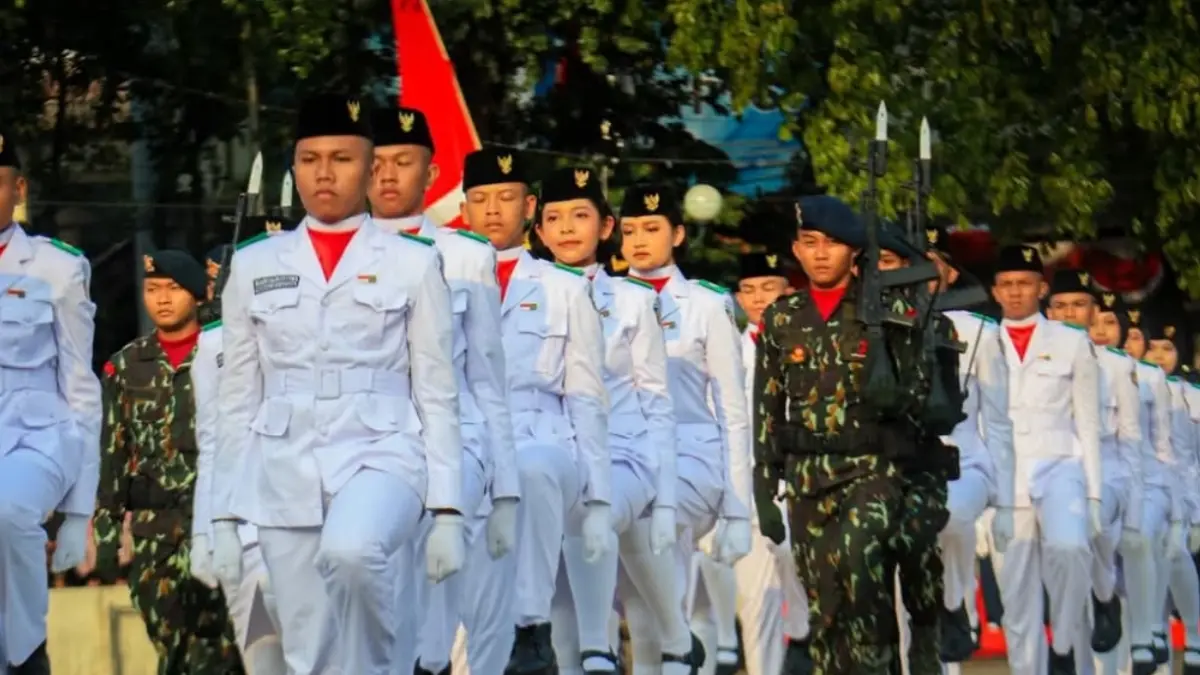 Paskibra Kota Mataram saat upacara penurunan bendera merah putih di Lapangan Sangkareang. (DOK. KOMINFO)