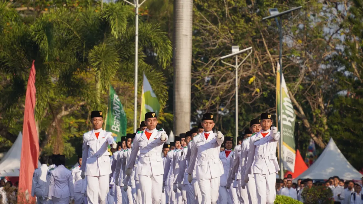 PENGGERAK INOVASI: Para Paskibra dalam upacara peringatan HUT ke-81 RI di Unram yang digelar di Lapangan Rektorat Unram, Senin (17/8). HUT ke-81 RI, Unram dorong kampus jadi penggerak inovasi.

