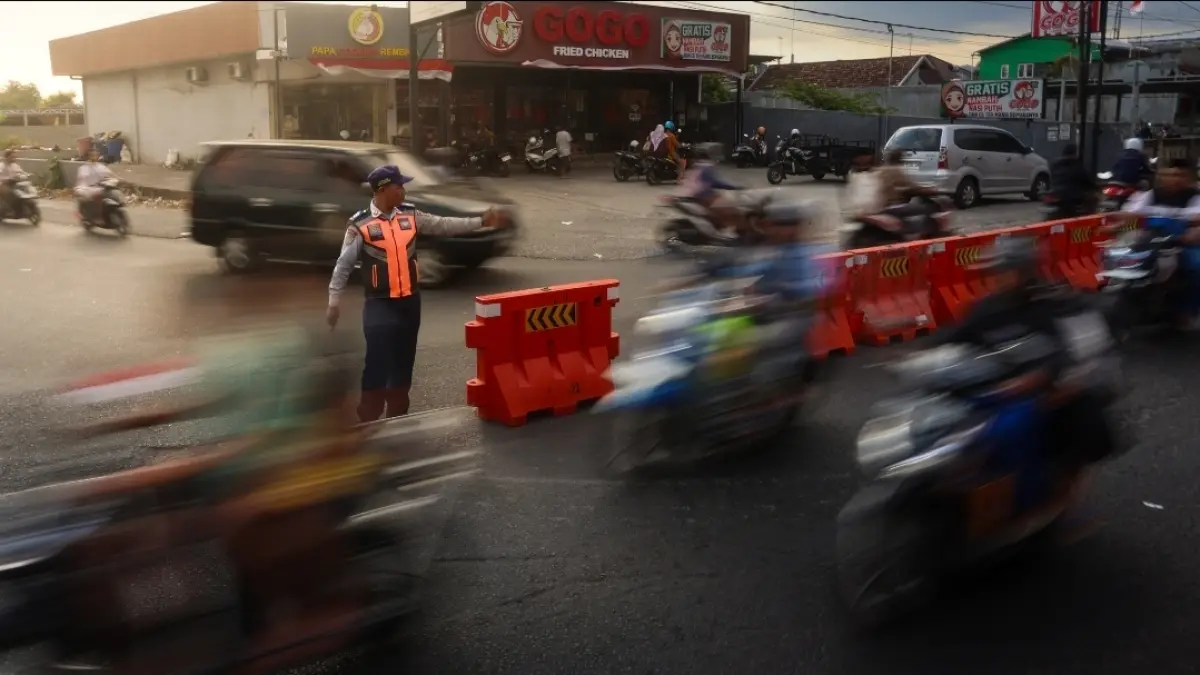 Petugas Dinas Perhubungan mengarahkan laju kendaraan saat pelaksanaan uji coba rekayasa lalu lintas di kawasan persimpangan Jalan Dr. Wahidin - Rembiga, Kota Mataram.