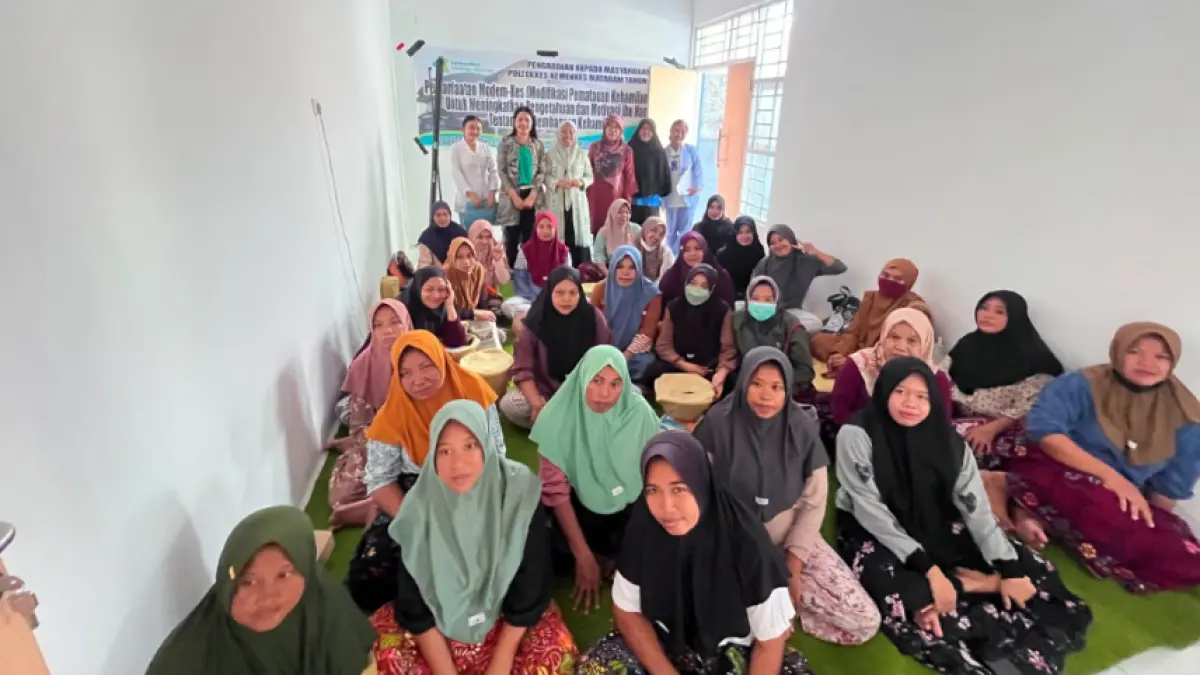 PROGRAM EDUKASI: Tim Pengabdi Poltekkes Kemenkes Mataram bersama ibu hamil, tenaga kesehatan, dan mitra Desa Kebon Ayu usai kegiatan edukasi ANC dan pengenalan inovasi MODEM-KES.