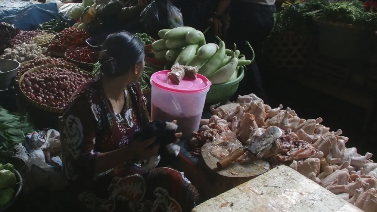 Seorang pedagang tengah beraktivitas di salah satu pasar tradisional yang ramai di Kota Mataram, belum lama ini. 

