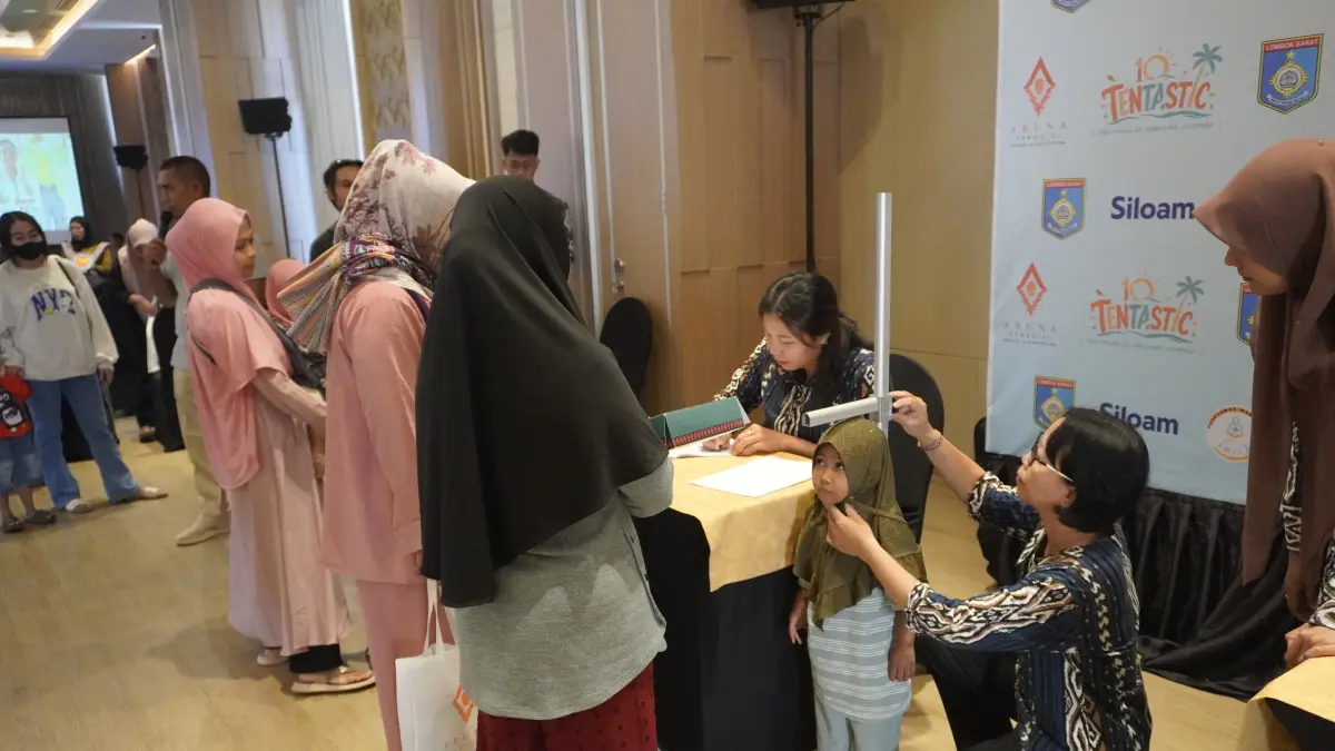 Tenaga kesehatan dari Puskesmas Meninting melakukan pemeriksaan kesehatan dan gizi terhadap 44 balita yang hadir.