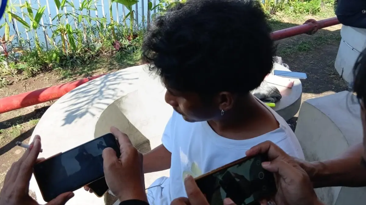 TUNJUKKAN VIDEO: Salah satu keluarga korban menunjukkan video kondisi keluarganya yang belum ditemukan. (NURUL/LOMBOK POST)