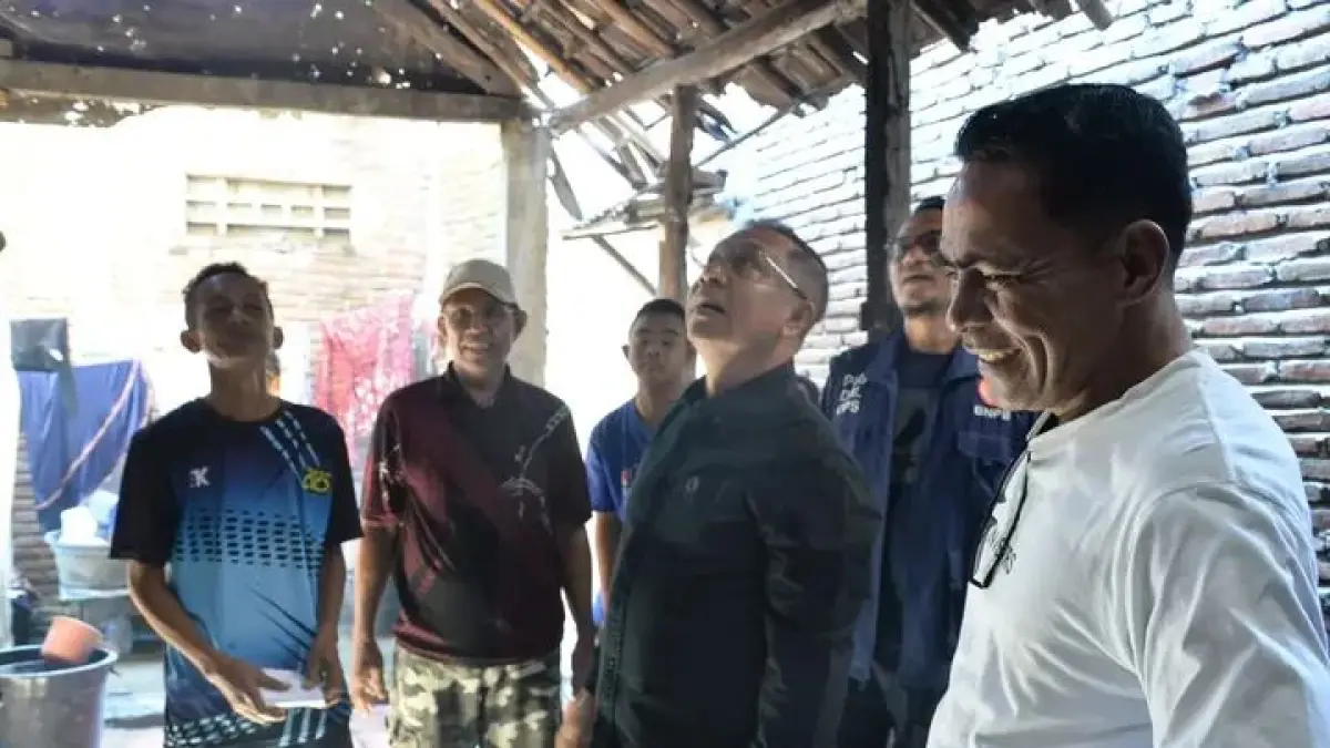 Wali Kota Bima HA Rahman H Abidin meninjau rumah rusak akibat gempa, Minggu (16/8).