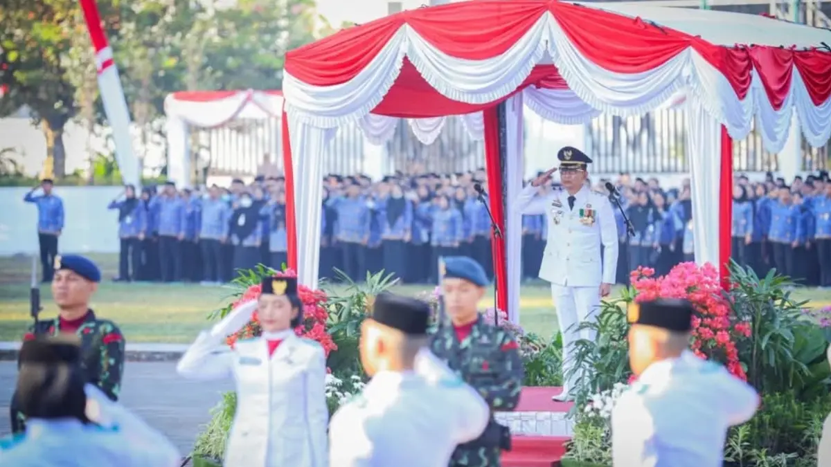 Wali Kota Mataram Mohan Roliskana saat memimpin upacara bendera dalam rangka peringatan HUT ke-81 RI di Lapangan Sangkareang. (DOK. KOMINFO)