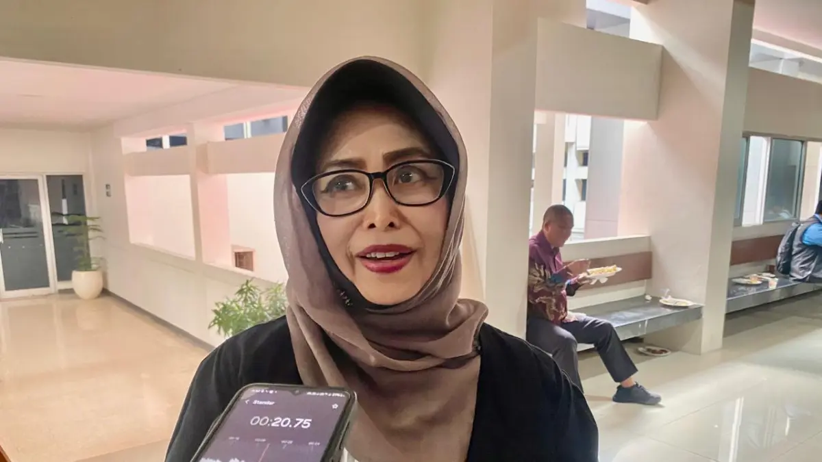 DORONG PARIWISATA: Anggota Komisi II DPRD NTB, Nanik Suryatiningsih, saat memberikan keterangan terkait pentingnya optimalisasi pengelolaan destinasi wisata dan peningkatan kualitas kemasan produk UMKM di Kabupaten Lombok Barat. (Foto: Toni/Lombok Post)
