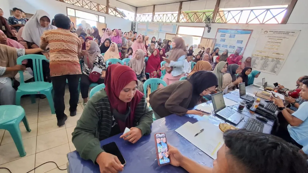 AKTIVASI PERLINSOS: Sejumlah masyarakat di Lombok Timur sedang melakukan aktivasi Portal perlindungan sosial (Perlinsos) belum lama ini. 
