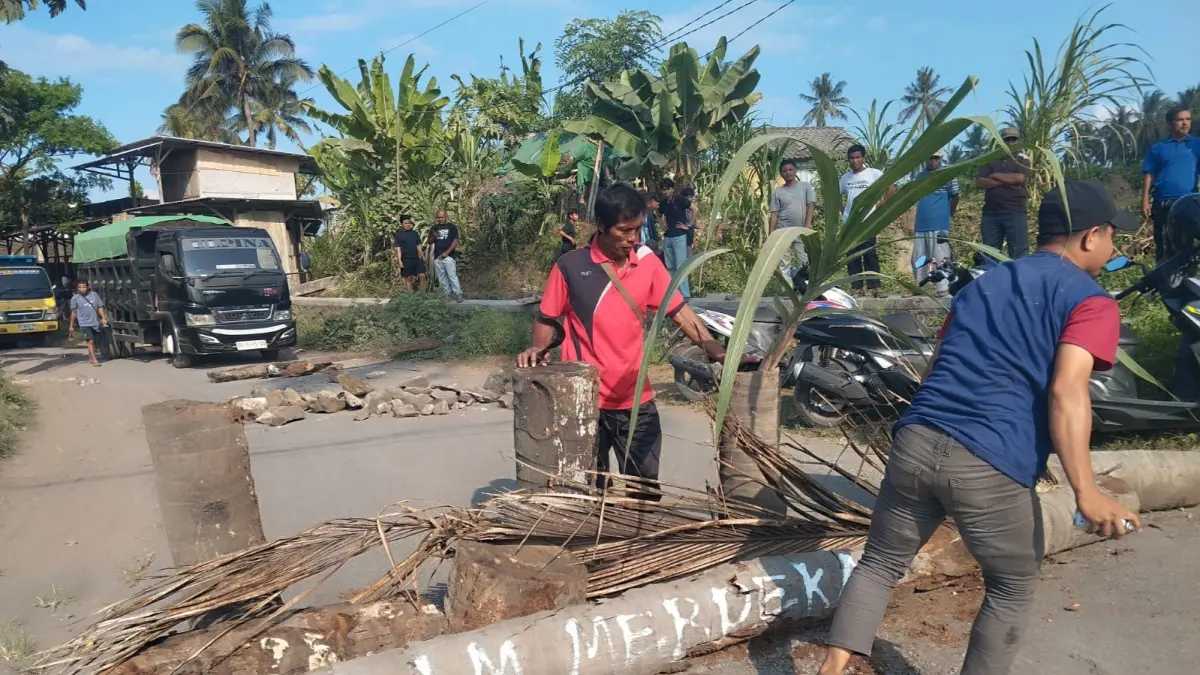 BLOKADE JALAN: Warga Desa Kalijaga Timur memblokir jalan karena tidak kunjung diperbaiki dan kesal oleh ulah oknum sopir yang menabrak paling pembatas.&nbsp;