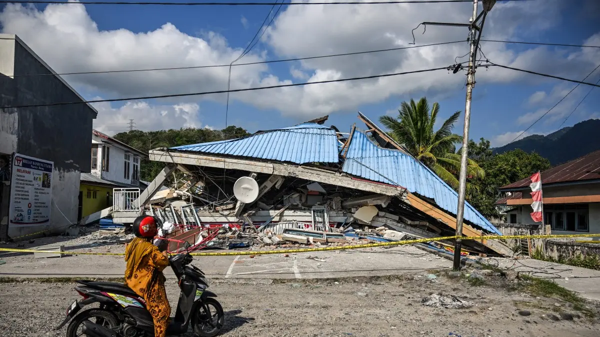 BMKG mencatat 2.119 gempa susulan di Flores hingga 18 Agustus. Warga diminta waspada dan menjauhi bangunan retak akibat gempa. (JUNI KRISWANTO / AFP)