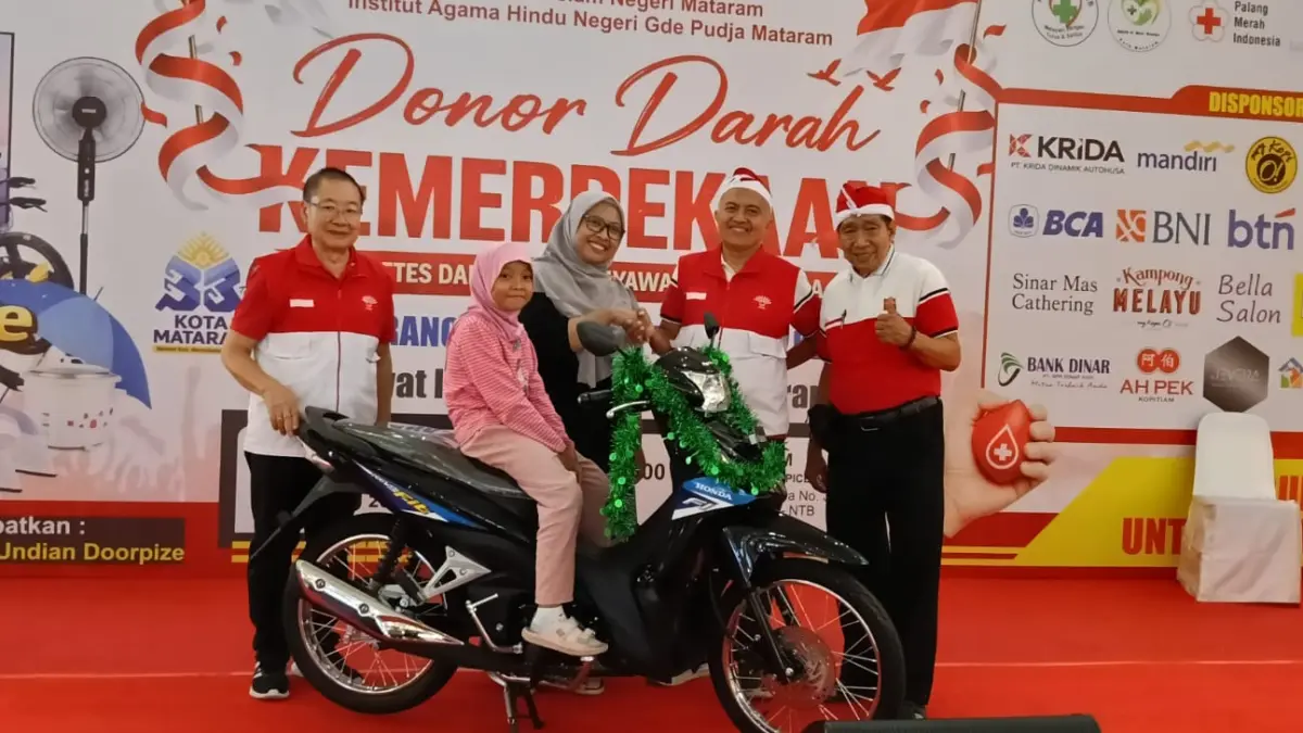 DONOR DAPAT MOTOR: Novita dari Labuapi menerima grandprize sepeda motor dalam Aksi Donor Darah Kemerdekaan INTI NTB di Lombok Epicentrum Mall, Mataram, Minggu (16/8). Aksi tersebut berhasil mengumpulkan 1.075 kantong darah.