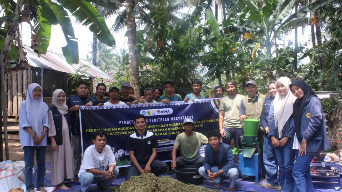 Foto bersama tim pengabdian Fapet Unram, mahasiswa MBKM, dan Kelompok Tani Ternak Kadung Molah dalam program pendampingan budidaya kambing perah berbasis pakan lokal di Desa Genggelang, Lombok Utara, belum lama ini. (IST/LOMBOK POST)