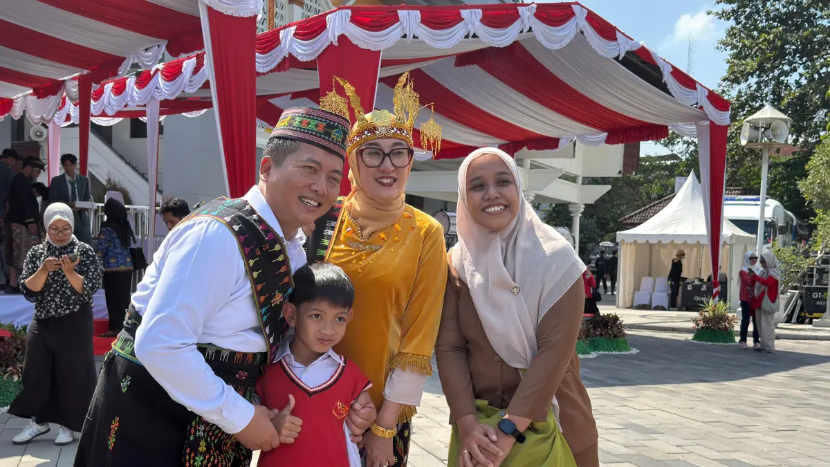 Gubernur NTB Lalu Muhamad Iqbal didampingi Ketua TP-PKK NTB Sinta Agathia M Iqbal, mengenakan pakaian adat Manggarai, NTT, berfoto bersama dengan masyarakat, usai upacara HUT ke-81 RI, di Mataram, (17/8). (YUYUN/LOMBOK POST)