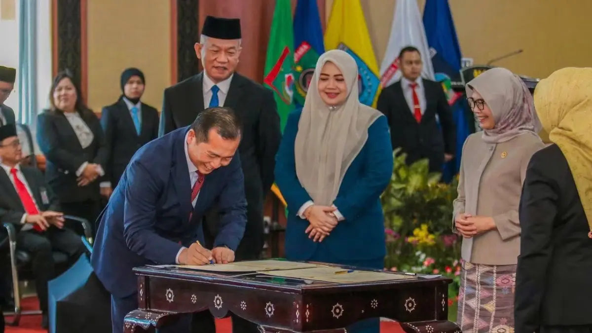 Gubernur NTB Lalu Muhamad Iqbal menandatangani LHP BPK RI atas LKPD Pemprov NTB TA 2025, pada Rapat Paripurna DPRD NTB, beberapa waktu lalu. (BIRO UMUM DAN ADPIM SETDA NTB FOR LOMBOK POST)
