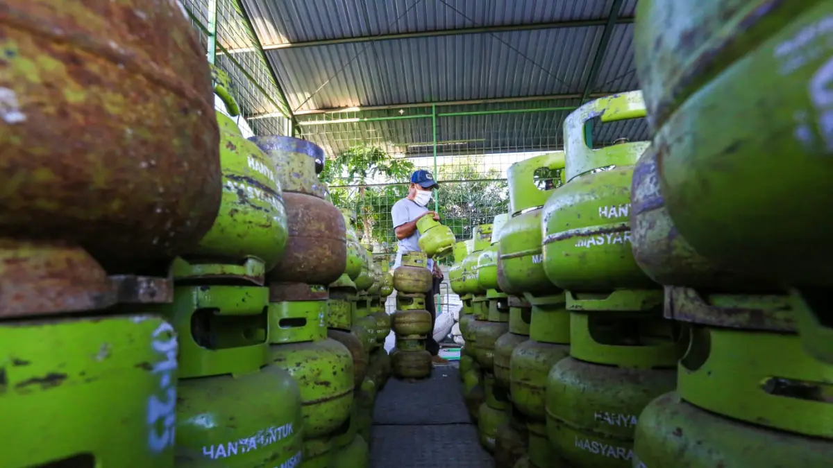 JAGA STOK: Seorang warga membeli LPG 3 kg di pangkalan resmi di tengah isu kenaikan harga di tingkat pengecer, beberapa waktu lalu. (IVAN/LOMBOK POST)