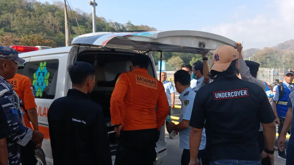 Kantong jenazah dimasukkan ke dalam ambulans yang standby di Dermaga 1 Pelabuhan Lembar.