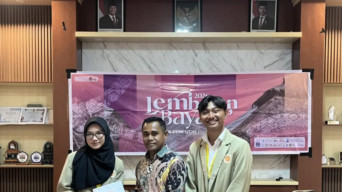 KARYA ILMIAH: Dua mahasiswa KKN-PPM UGM menyerahkan hasil dokumentasi bertajuk Arsip Ingatan Bayan.