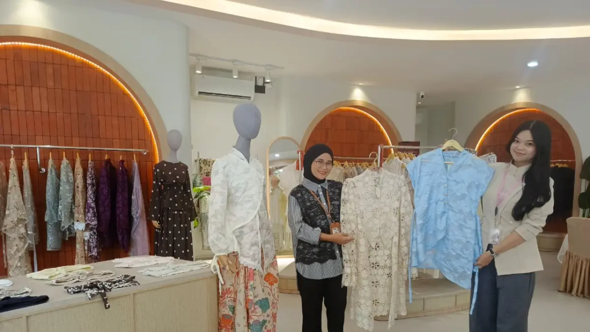 Kebaya hasil tangan jahitan penjahit lokal di Kota Mataram.