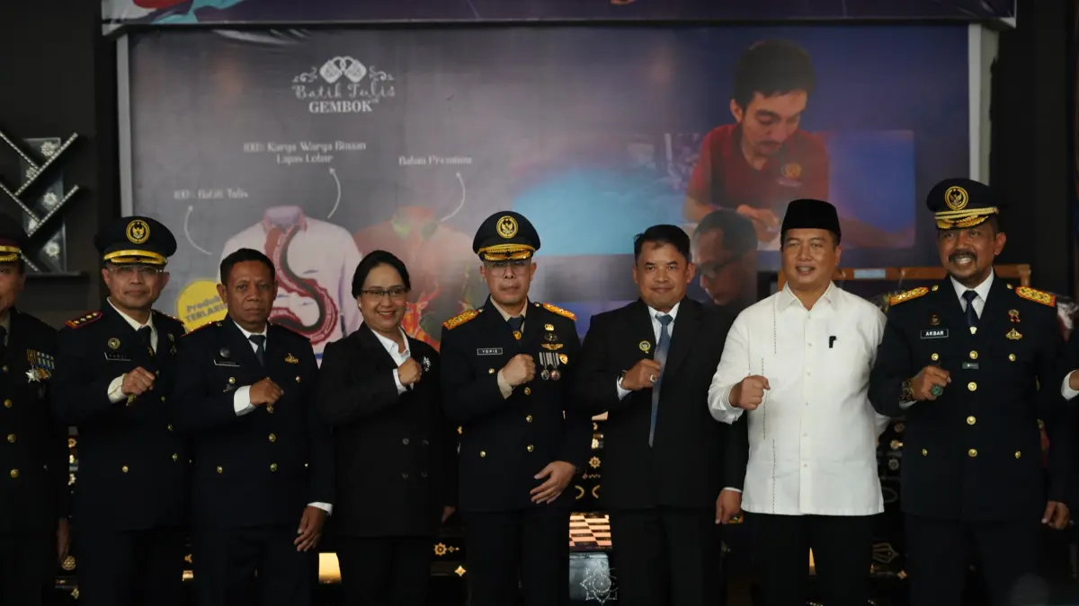 Kepala Kanwil Kemenkum NTB I Gusti Putu Milawati bersama Gubernur NTB Lalu Muhamad Iqbal saat menghadiri penyerahan Remisi Umum dan Pengurangan Masa Pidana dalam rangka HUT ke-81 Kemerdekaan RI di Lapas Kelas IIA Lombok Barat, Senin (17/8/2026).